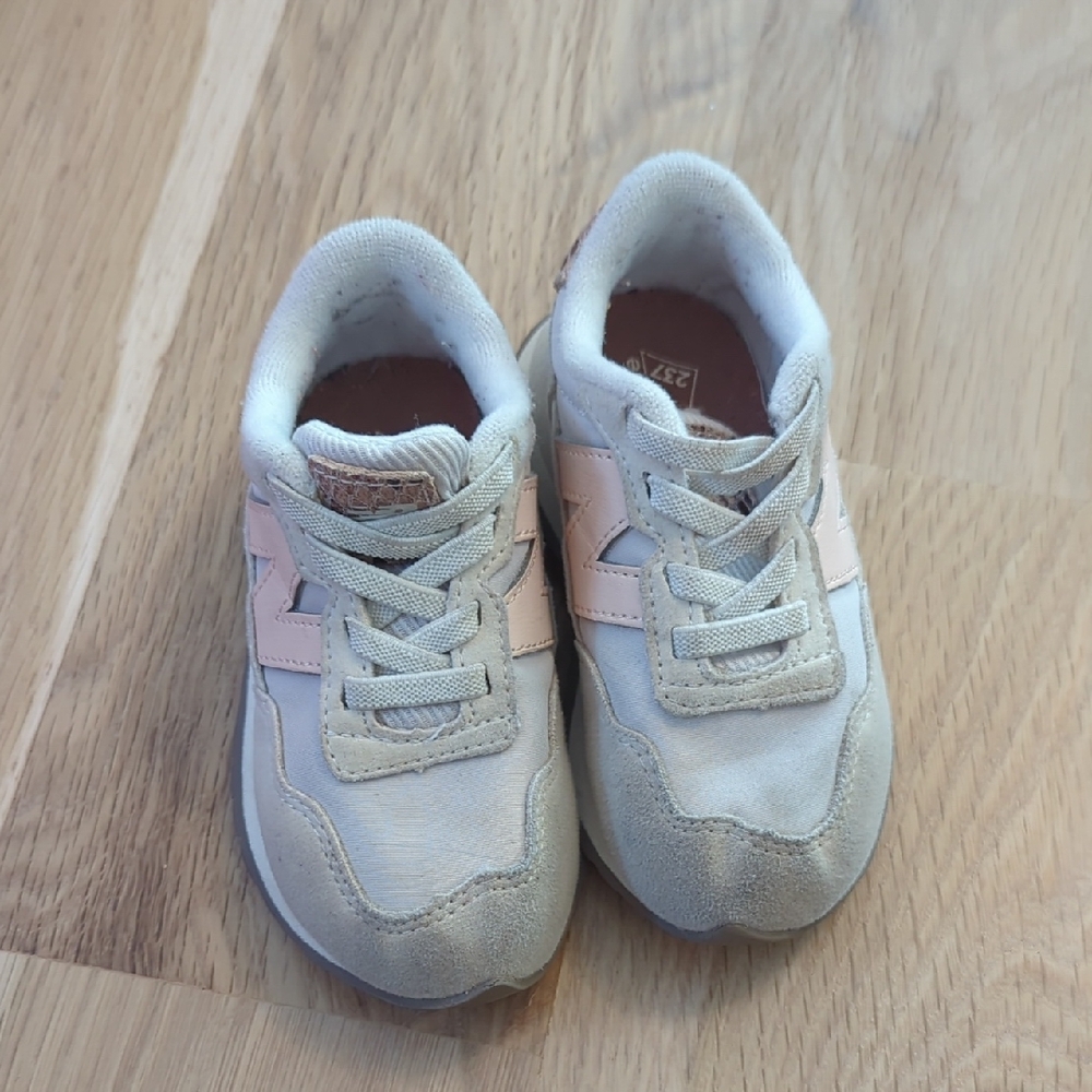 Toddler New Balance Gym Shoes Size 7